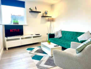 Central Leigh, on the Broadway, private gated parking, balcony